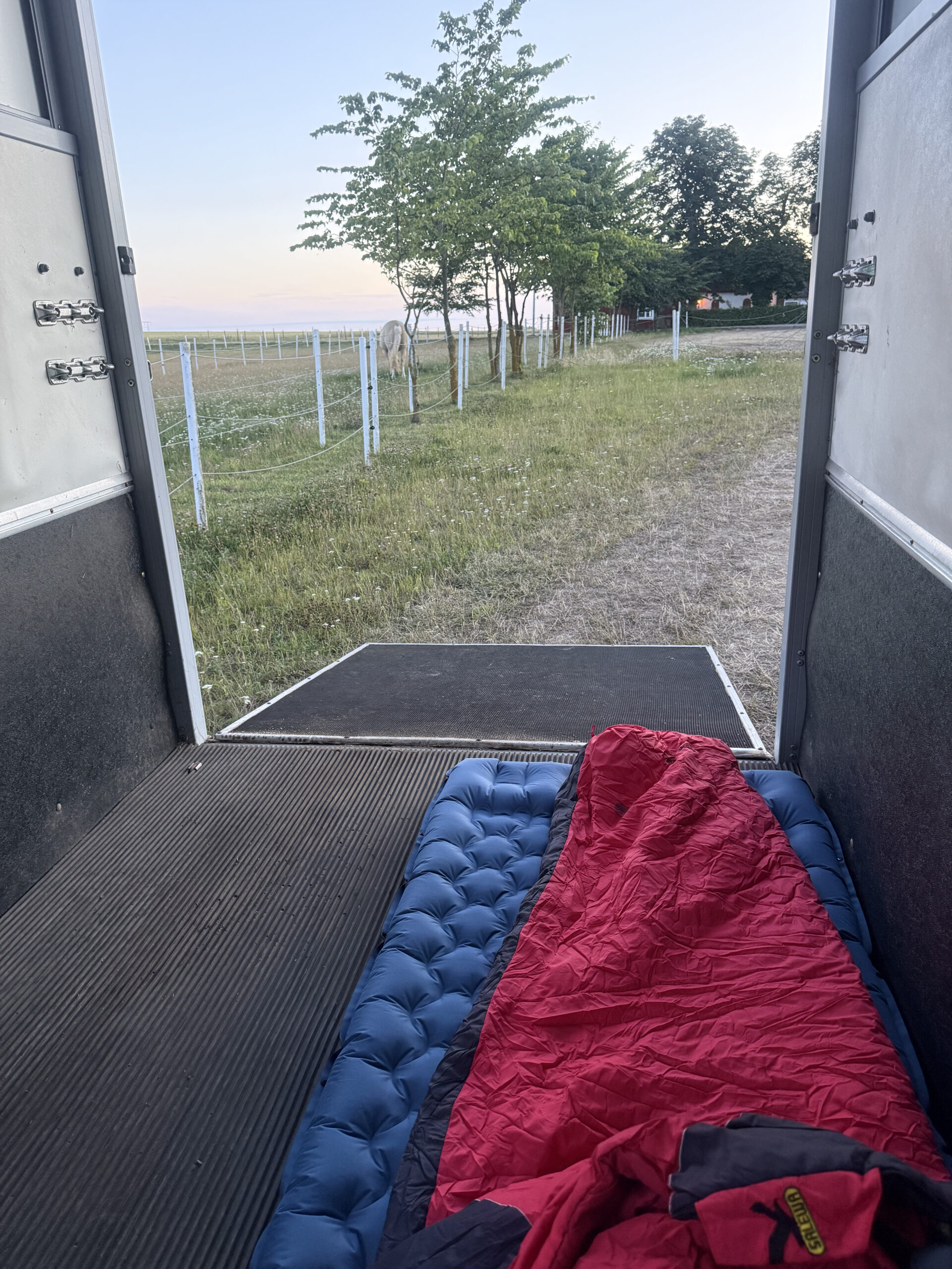 Mein Schlafplatz im Pferdeanhänger